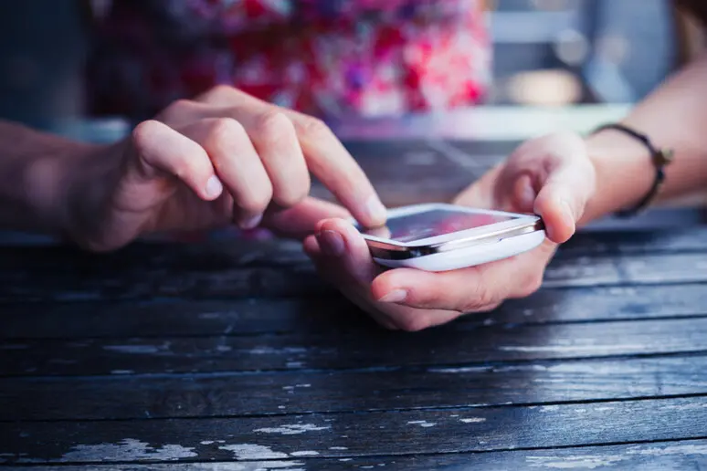 “Le abbassiamo la bolletta dopo una verifica del contatore”: ma è una truffa telefonica