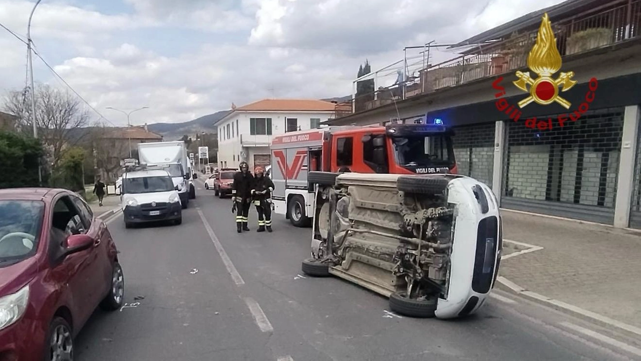 Camucia, auto si ribalta dopo l’incidente