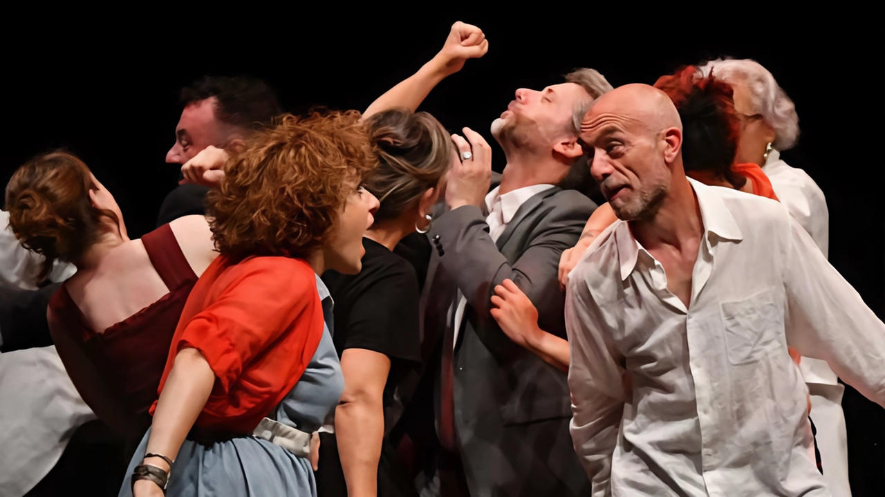 Un momento di uno dei passati laboratori teatrali per adulti che la compagnia Giallo Mare proporrà anche quest’anno al Minimal Teatro di Empoli