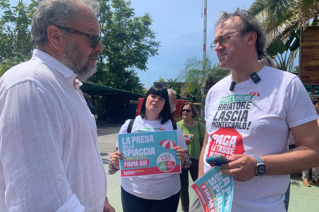 Bonelli a colloqui con Roberto Santini, titolare del bagno Piero di Forte dei Marmi