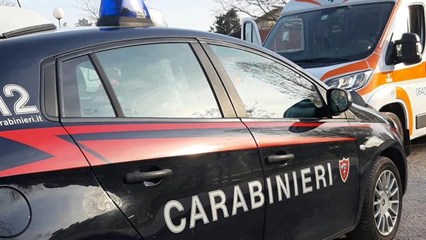 Carabinieri e ambulanza in una foto di repertorio