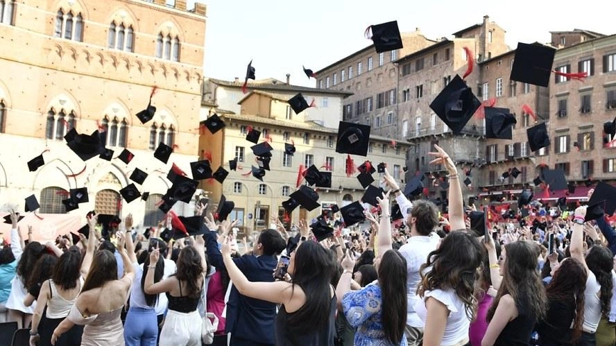 L’Università ha pubblicato due bandi per l’accesso ai corsi di Dottorato di Ricerca con sede amministrativa a Siena. Sono complessivamente... L’Università ha pubblicato due bandi per l’accesso ai corsi di Dottorato di Ricerca con sede amministrativa a Siena. Sono complessivamente...