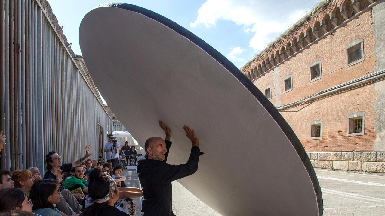 Appuntamento dal 25 al 28 luglio, alla Fortezza Medicea con la “Cenerentola. L’arte, la scienza e la conoscenza“. Venerdì 1 agosto sarà in scena al Persio Flacco Appuntamento dal 25 al 28 luglio, alla Fortezza Medicea con la “Cenerentola. L’arte, la scienza e la conoscenza“. Venerdì 1 agosto sarà in scena al Persio Flacco