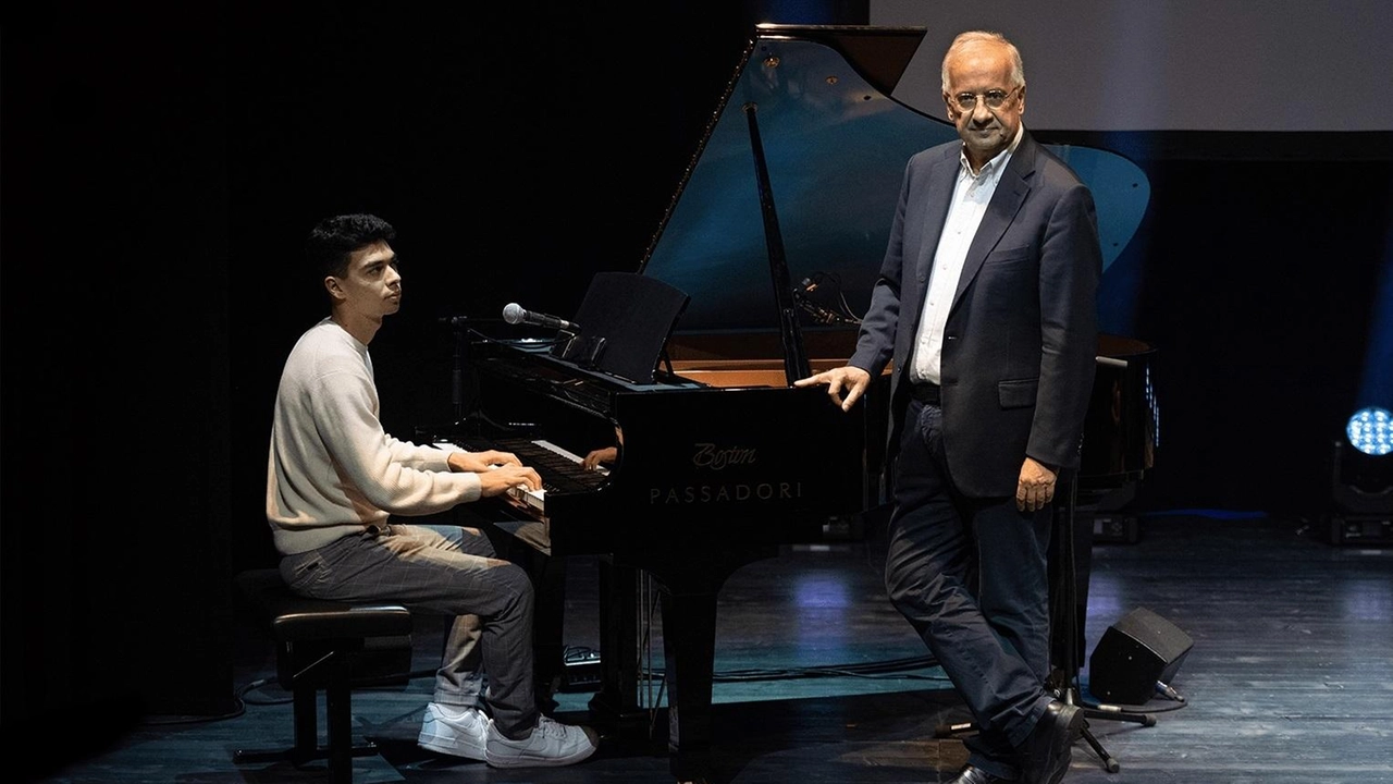 Valter Veltroni sul palco con «Le emozioni che abbiamo vissuto» che apre la rassegna
