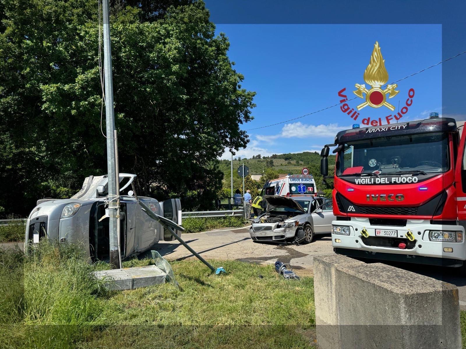 paura in strada auto si ribalta dopo uno scontro frontale quattro feriti da Lanazione.it paura in strada auto si ribalta dopo uno scontro frontale quattro feriti