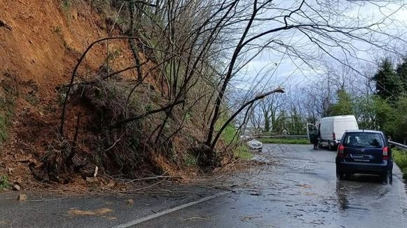 Sul San Baronto il cedimento del terreno sovrastante la carreggiata fortunatamente non ha coinvolto veicoli in transito Sul San Baronto il cedimento del terreno sovrastante la carreggiata fortunatamente non ha coinvolto veicoli in transito