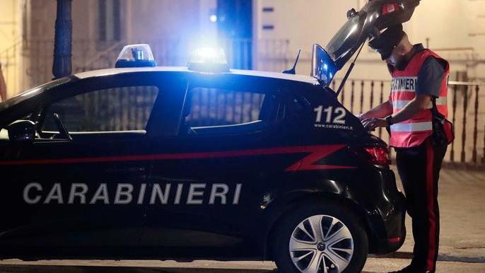 fanno esplodere il bancomat ma fuggono senza bottino danni ingenti struttura inagibile