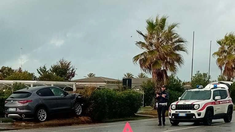 L’auto finita nell’aiuola e i rilievi della Polizia municipale effettuati ieri a Focette L’auto finita nell’aiuola e i rilievi della Polizia municipale effettuati ieri a Focette