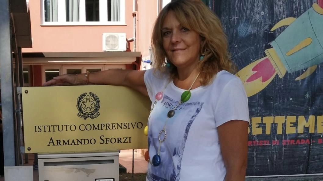 La dirigente scolastica, Anna Fausti, davanti alla scuola di Piano di Conca intitolata al maestro Armando Sforzi La dirigente scolastica, Anna Fausti, davanti alla scuola di Piano di Conca intitolata al maestro Armando Sforzi
