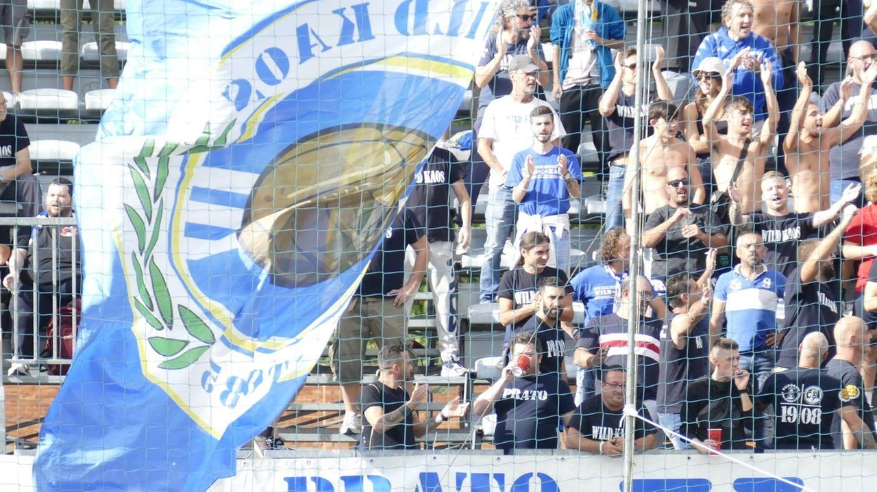 I tifosi del Prato al Lungobisenzio (foto d’archivio Attalmi) I tifosi del Prato al Lungobisenzio (foto d’archivio Attalmi)