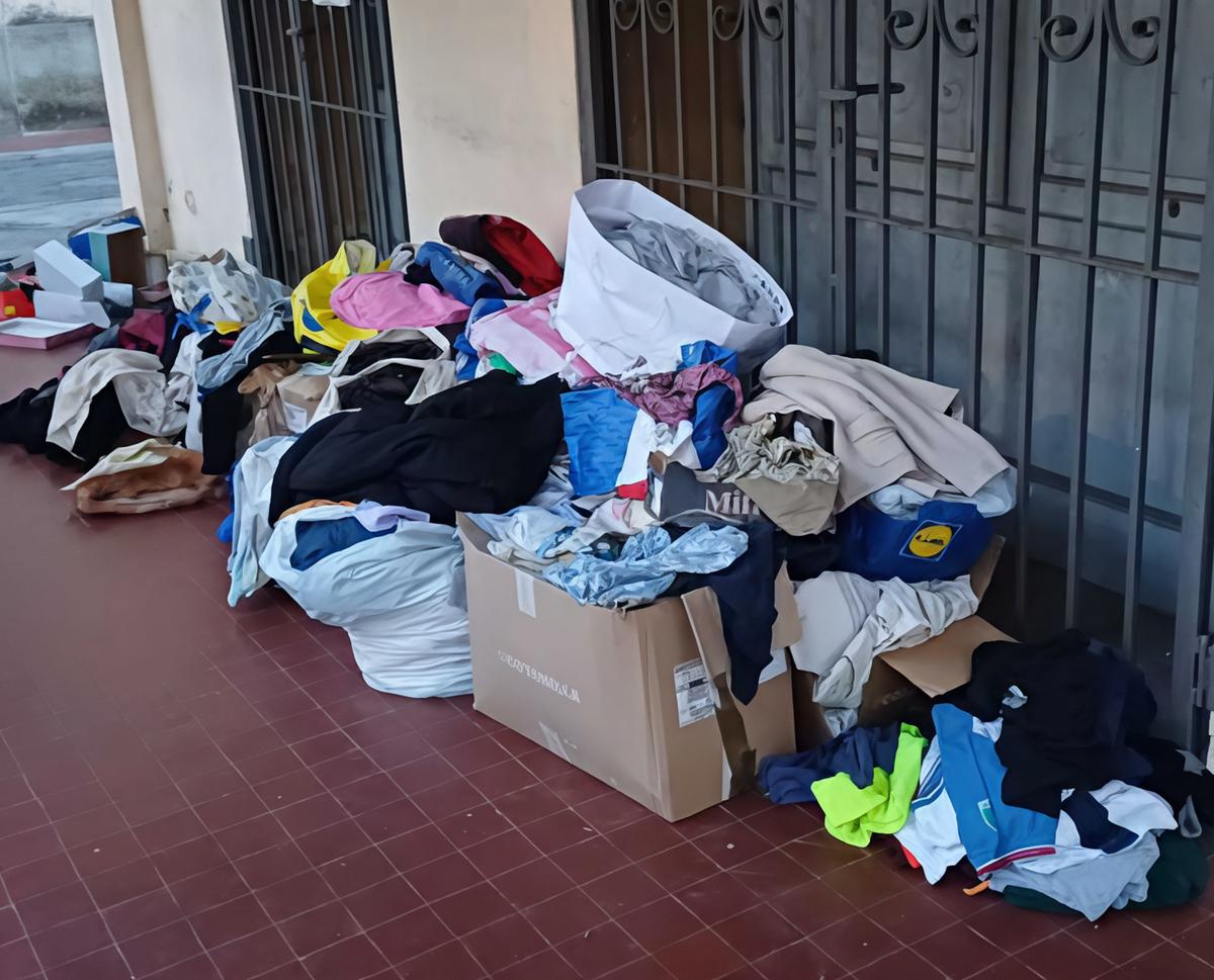 "La sede della San Vincenzo trasformata in discarica di vestiti usati" "La sede della San Vincenzo trasformata in discarica di vestiti usati"