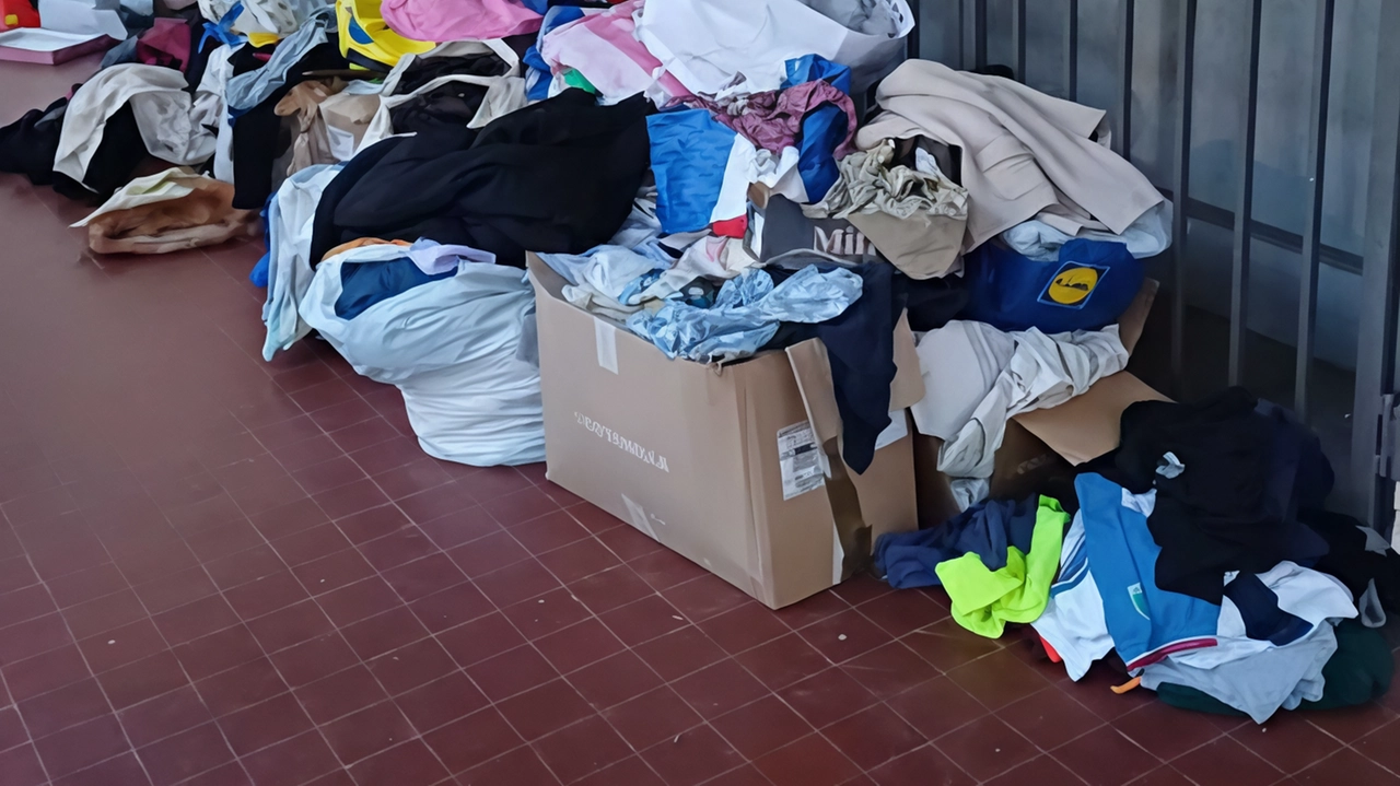 L’ammasso di vecchi abiti, sporchi e non più riutilizzabili, scarpe e giochi rotti fuori dalla sede della San Vincendo de’ Paoli alla parrocchia dei Villaggi
