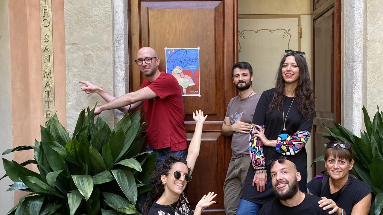 Gli attori della compagnia “Gli Avanzati“ di Lucca stasera saranno a Castelfiorentino con lo spettacolo “Tre per uno” Gli attori della compagnia “Gli Avanzati“ di Lucca stasera saranno a Castelfiorentino con lo spettacolo “Tre per uno”