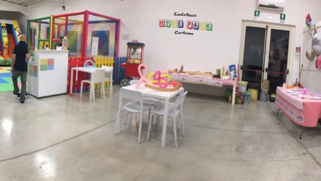 La sala vuota per il compleanno della piccola: nessun invitato è andato alla festa. Per la bambina si è scatenata un'ondata di solidarietà La sala vuota per il compleanno della piccola: nessun invitato è andato alla festa. Per la bambina si è scatenata un'ondata di solidarietà