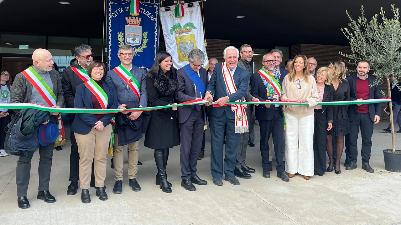 Il taglio del nastro con tutte le autorità. Così prende ufficialmente il via la nuova era del Montale Il taglio del nastro con tutte le autorità. Così prende ufficialmente il via la nuova era del Montale
