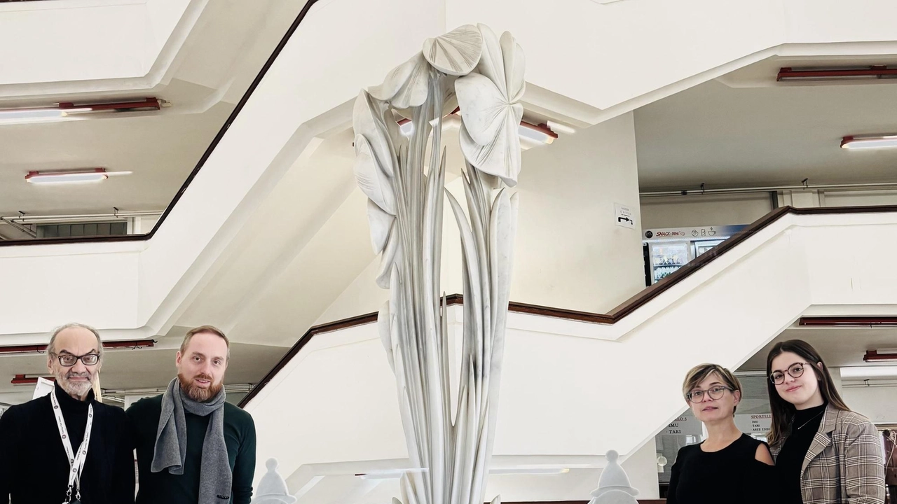 A Palazzo comunale c’è un presepe davvero speciale. Collocato al primo piano, alla base della scultura "Penseé" dello scultore Gigi... A Palazzo comunale c’è un presepe davvero speciale. Collocato al primo piano, alla base della scultura "Penseé" dello scultore Gigi...