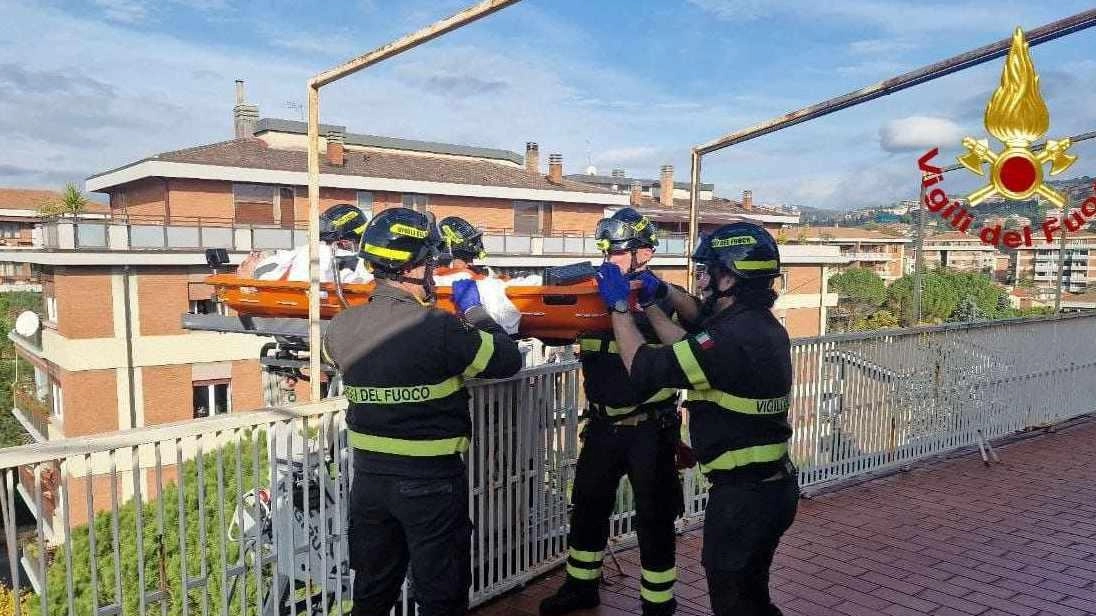 Prima la verifica con l’autoscala, salita fino al sesto piano del palazzo di via Toti, poi l’ingresso in casa dove i vigili hanno salvato l’inquilino Prima la verifica con l’autoscala, salita fino al sesto piano del palazzo di via Toti, poi l’ingresso in casa dove i vigili hanno salvato l’inquilino