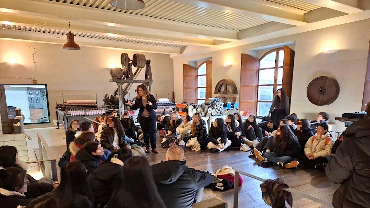 Una delle visite organizzate al museo delle macchine tessili per far. sperimentare il lavoro del “cenciaiolo per un giorno” Una delle visite organizzate al museo delle macchine tessili per far. sperimentare il lavoro del “cenciaiolo per un giorno”