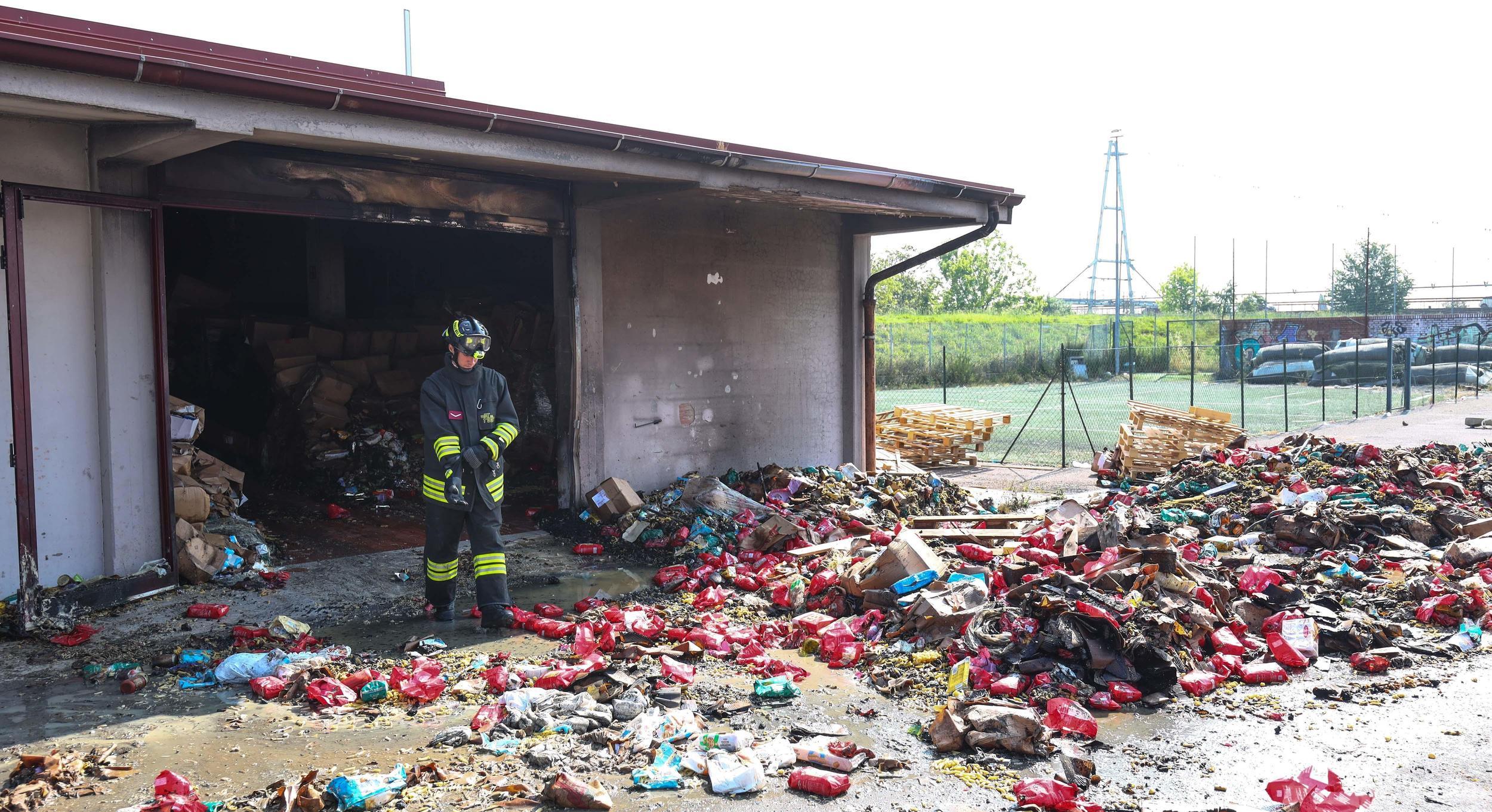 EMPOLI Solidarietà in fiamme. Distrutta la raccolta alimentare EMPOLI Solidarietà in fiamme. Distrutta la raccolta alimentare