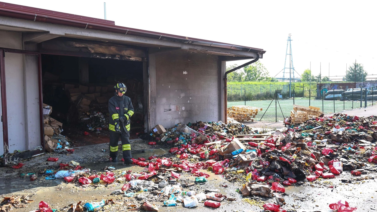 Incendio nel magazzino dell’associazione Re.So. E’ di origine dolosa. "Conseguenze devastanti" Incendio nel magazzino dell’associazione Re.So. E’ di origine dolosa. "Conseguenze devastanti"