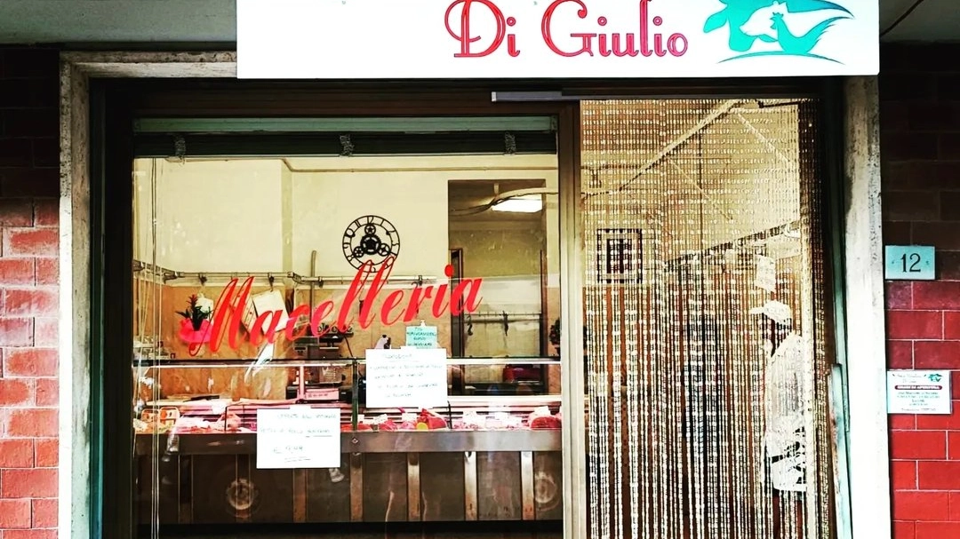 Solidarietà per la macelleria Di Giulio a Falcinello (foto dalla pagina Facebook) Solidarietà per la macelleria Di Giulio a Falcinello (foto dalla pagina Facebook)
