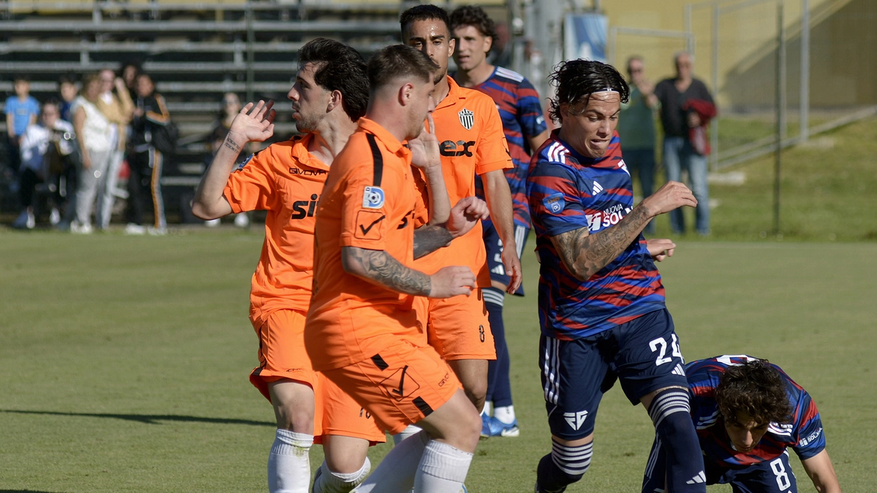 Un momento di Follonica Gavorrano Trestina, gara decisiva per la permanenza in Serie D Un momento di Follonica Gavorrano Trestina, gara decisiva per la permanenza in Serie D