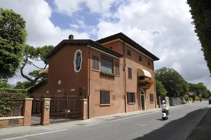 Il silenzio ovattato tra gli alberi: com’è la villa di Forte dei Marmi che fu di Armani e quanto vale