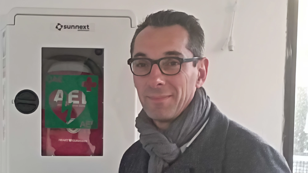 Marco Giordano ha donato un defibrillatore semiautomatico all’Asd Tennis Libertas di Capraia e Limite che è stato messo a disposizione di tutta la comunità e potrà essere usato in caso di necessità da chiunque ne abbia bisogno Marco Giordano ha donato un defibrillatore semiautomatico all’Asd Tennis Libertas di Capraia e Limite che è stato messo a disposizione di tutta la comunità e potrà essere usato in caso di necessità da chiunque ne abbia bisogno