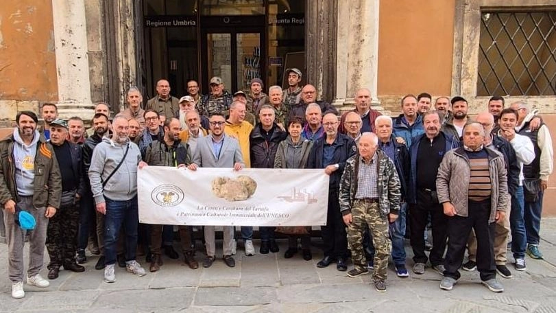 La delegazione di tartufai dell’Antotevere davanti alla Regione La delegazione di tartufai dell’Antotevere davanti alla Regione