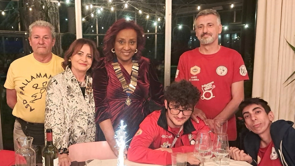 Anna Maria Ida Celesti e Mary Bekele Burru con i ragazzi della Pallamano A Ruota Libera Anna Maria Ida Celesti e Mary Bekele Burru con i ragazzi della Pallamano A Ruota Libera