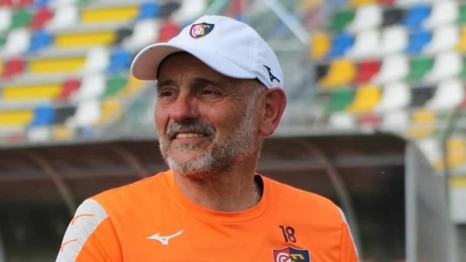 Diego Giorni, nuovo direttore sportivo del Montevarchi, cerca un allenatore per far crescere i giovani talenti. Diego Giorni, nuovo direttore sportivo del Montevarchi, cerca un allenatore per far crescere i giovani talenti.
