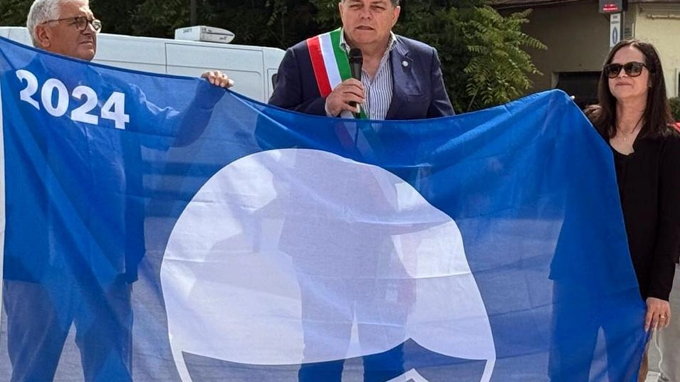 La cerimonia dell’anno scorso a Tonfano Da sinistra il presidente dei balneari Verona, il sindaco Giovannetti e l’assessore all’ambiente Gliori La cerimonia dell’anno scorso a Tonfano Da sinistra il presidente dei balneari Verona, il sindaco Giovannetti e l’assessore all’ambiente Gliori