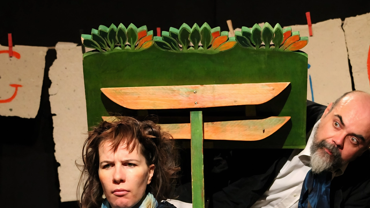 I due attori della compagnia Matuta Teatro, Julia Boretti e Titta Ceccano, in una scena de “Il Piccolo Principe” I due attori della compagnia Matuta Teatro, Julia Boretti e Titta Ceccano, in una scena de “Il Piccolo Principe”