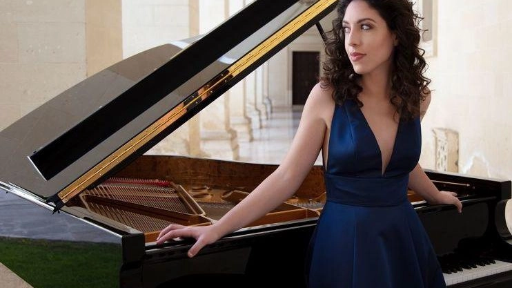 La rinomata pianista Beatrice Rana inaugura la stagione 2024/2025 degli Amici della Musica e della Fondazione Cucinelli a Perugia con un concerto di grande virtuosismo. Il programma include opere di Brahms, Ravel e Mendelssohn. La giovane artista, acclamata a livello internazionale, si esibirà al teatro Morlacchi, confermando il suo legame speciale con il pubblico perugino. La rinomata pianista Beatrice Rana inaugura la stagione 2024/2025 degli Amici della Musica e della Fondazione Cucinelli a Perugia con un concerto di grande virtuosismo. Il programma include opere di Brahms, Ravel e Mendelssohn. La giovane artista, acclamata a livello internazionale, si esibirà al teatro Morlacchi, confermando il suo legame speciale con il pubblico perugino.