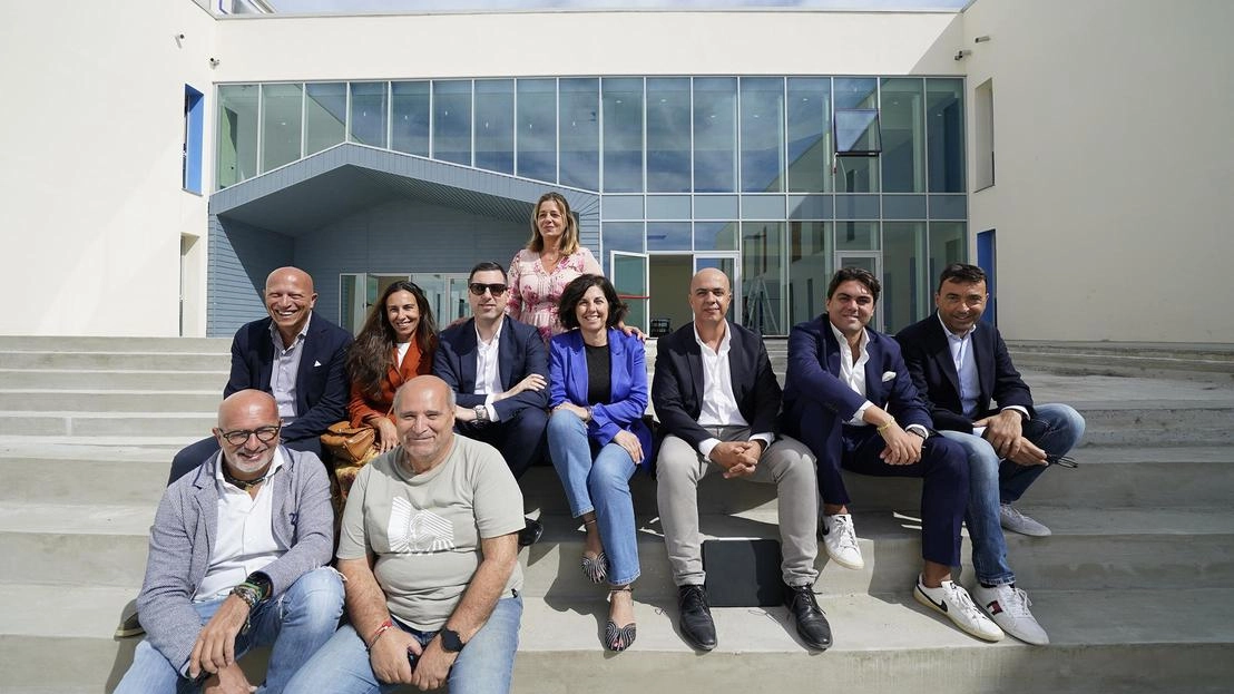 Tecnici e amministratori all’ingresso della Poggi pronta a ospitare i ragazzi delle scuole primarie e medie. In alto il dirigente Saverio Bagnariol Tecnici e amministratori all’ingresso della Poggi pronta a ospitare i ragazzi delle scuole primarie e medie. In alto il dirigente Saverio Bagnariol