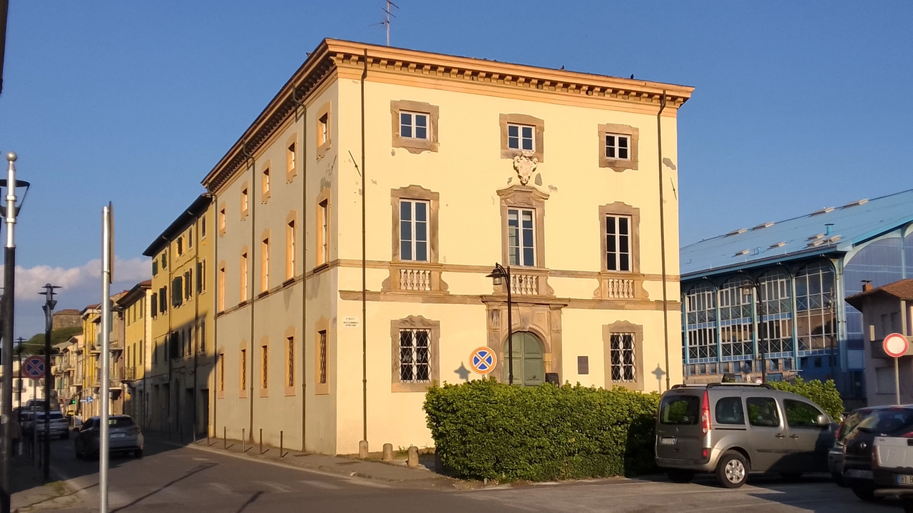 Palazzo Bernardini Mansi è uno degli edifici legati alla storia della città. E’ destinato ad essere venduto all’asta