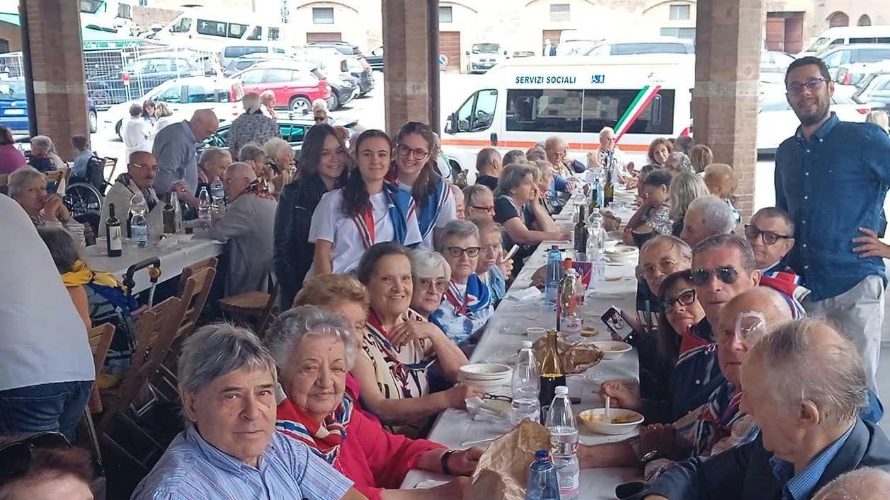 Un pranzo semplice ma dove c’è tanto cuore di Siena. Non mancheranno stornelli e poesie Un pranzo semplice ma dove c’è tanto cuore di Siena. Non mancheranno stornelli e poesie