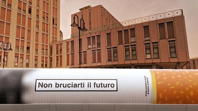 La struttura della sigaretta gigante che verrà allestita oggi in piazza dei Cavalieri La struttura della sigaretta gigante che verrà allestita oggi in piazza dei Cavalieri