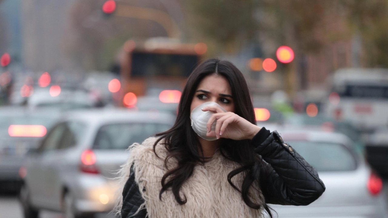 Una ragazza con la mascherina in mezzo al traffico Una ragazza con la mascherina in mezzo al traffico