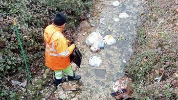 GUALDO TADINO – L’impegno del Comune contro l’abbandono illecito dei rifiuti continua con risultati tangibili, grazie a un’efficace strategia di... GUALDO TADINO – L’impegno del Comune contro l’abbandono illecito dei rifiuti continua con risultati tangibili, grazie a un’efficace strategia di...