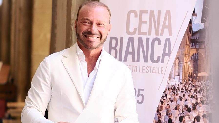 La Cena Bianca per 700. La piazza diventa un prato La Cena Bianca per 700. La piazza diventa un prato
