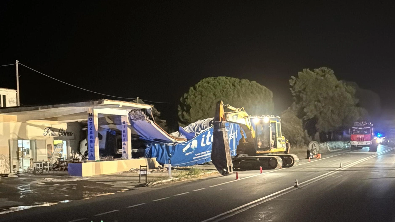 Un momento dei lavori per liberare il tir da sotto la tettoia Un momento dei lavori per liberare il tir da sotto la tettoia