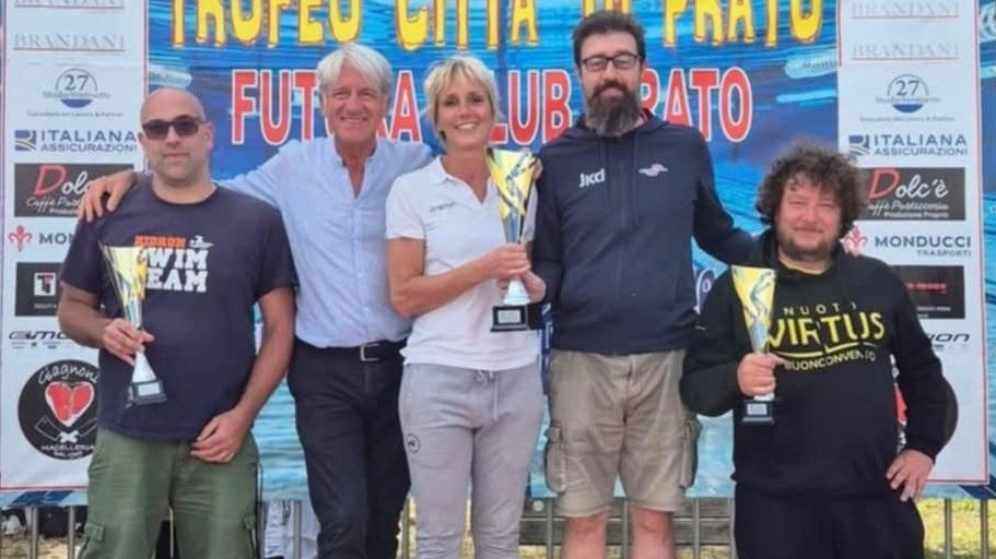 Il presidente Di Carlo premia i dirigenti delle prime tre società classificate Il presidente Di Carlo premia i dirigenti delle prime tre società classificate