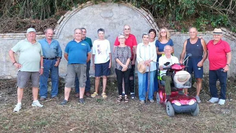 Il gruppo di cittadini residenti ad Aratrice e nelle zone limitrofe che hanno ripulito l’area della vecchia fonte dai rovi che nascondevano la struttura Il gruppo di cittadini residenti ad Aratrice e nelle zone limitrofe che hanno ripulito l’area della vecchia fonte dai rovi che nascondevano la struttura