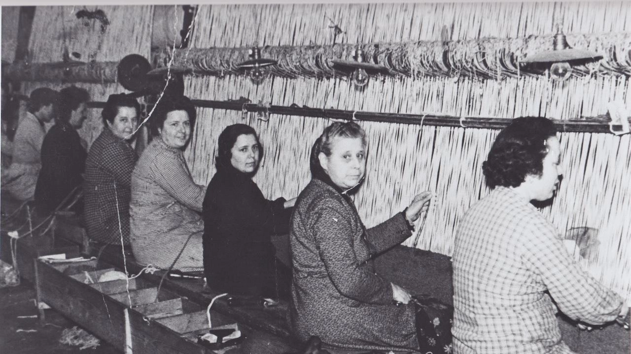 Operaie tessili nel lanificio Valbisenzio, ex Peyron, a Vernio negli anni ’50