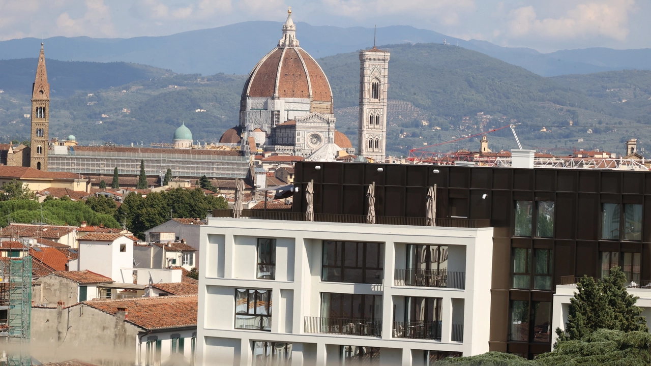 Il cubo nero spicca nello skyline di Firenze (Foto Gianluca Moggi/ NewPressPhoto) Il cubo nero spicca nello skyline di Firenze (Foto Gianluca Moggi/ NewPressPhoto)