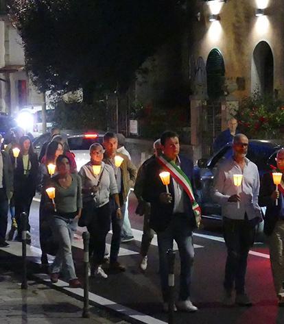https://www.lanazione.it/image-service/view/acePublic/alias/contentid/MDNjZDIyNTUtZGI0MC00/0/lucca-si-illumina-per-la-pace-sabato-fiaccolata-pro-gaza.jpeg?f=1.90:1&h=630
