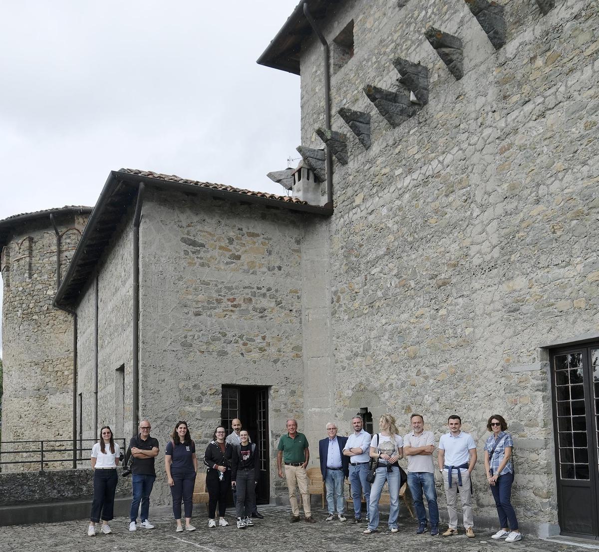 Nella terra dei 100 castelli. Viaggio tra storia e cultura