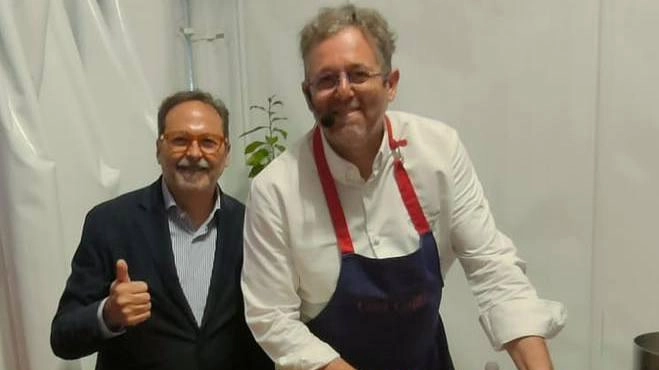 Alcune immagini di Spino Fiorito. A sinistra, il sindaco Persiani con lo chef Cristiano Tomei, a destra gli show cooking di Giacomo Devoto (in alto) e Andrea Mainardi Alcune immagini di Spino Fiorito. A sinistra, il sindaco Persiani con lo chef Cristiano Tomei, a destra gli show cooking di Giacomo Devoto (in alto) e Andrea Mainardi