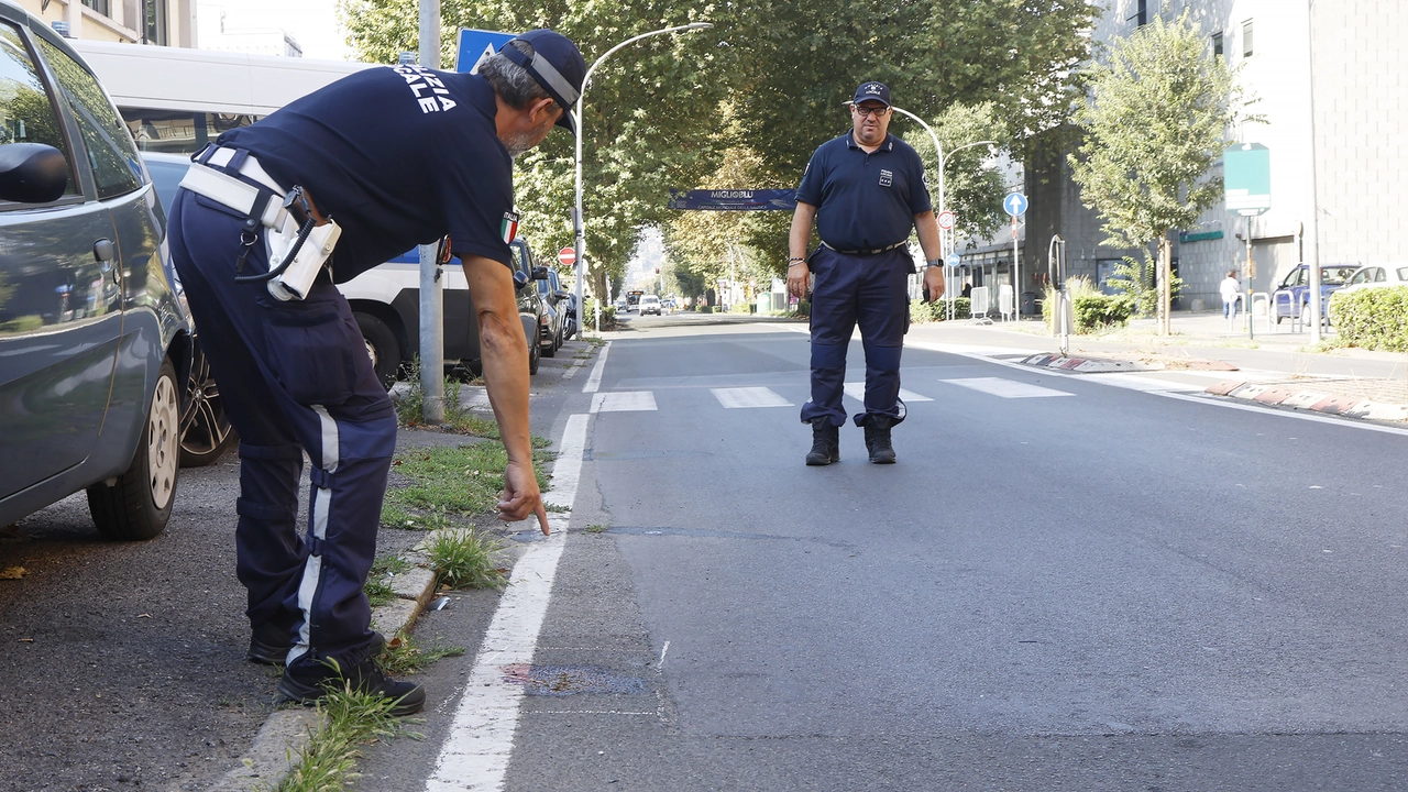 I rilievi dell’incidente effettuati dagli agenti del comando della polizia municipale spezzina I rilievi dell’incidente effettuati dagli agenti del comando della polizia municipale spezzina